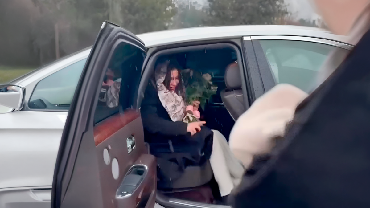 Добрая история: сироте устроили праздник у роддома