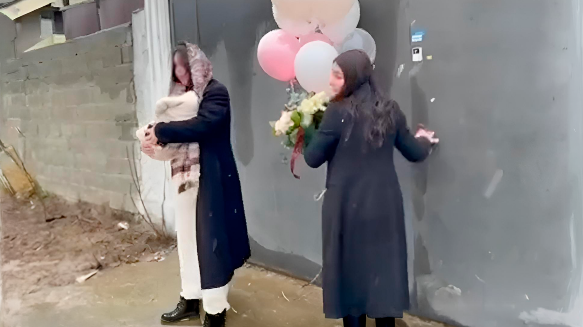 «Показать красоту мира той, что видела лишь беды»: бездомную маму у роддома встретили на Rolls-Royce