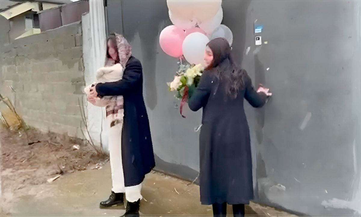 «Показать красоту мира той, что видела лишь беды»: бездомную маму у роддома встретили на Rolls-Royce