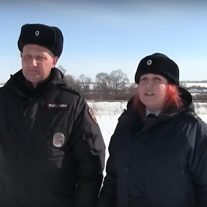 Полицейские спасли замерзавшего в сугробе мужчину