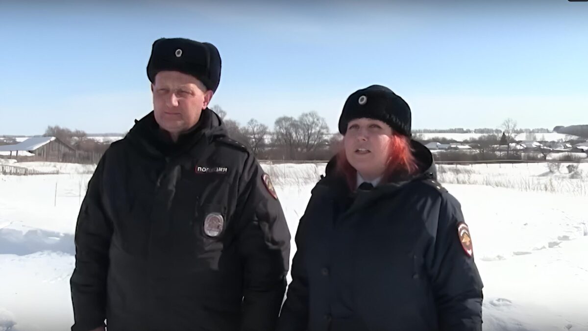 «Нашли по следам на снегу»: замерзавшего в сугробе мужчину в селе без связи спасли полицейские