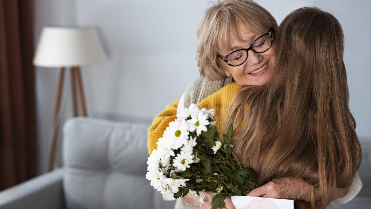 Что подарить на 8 Марта жене, маме, подруге? Топ-70 идей