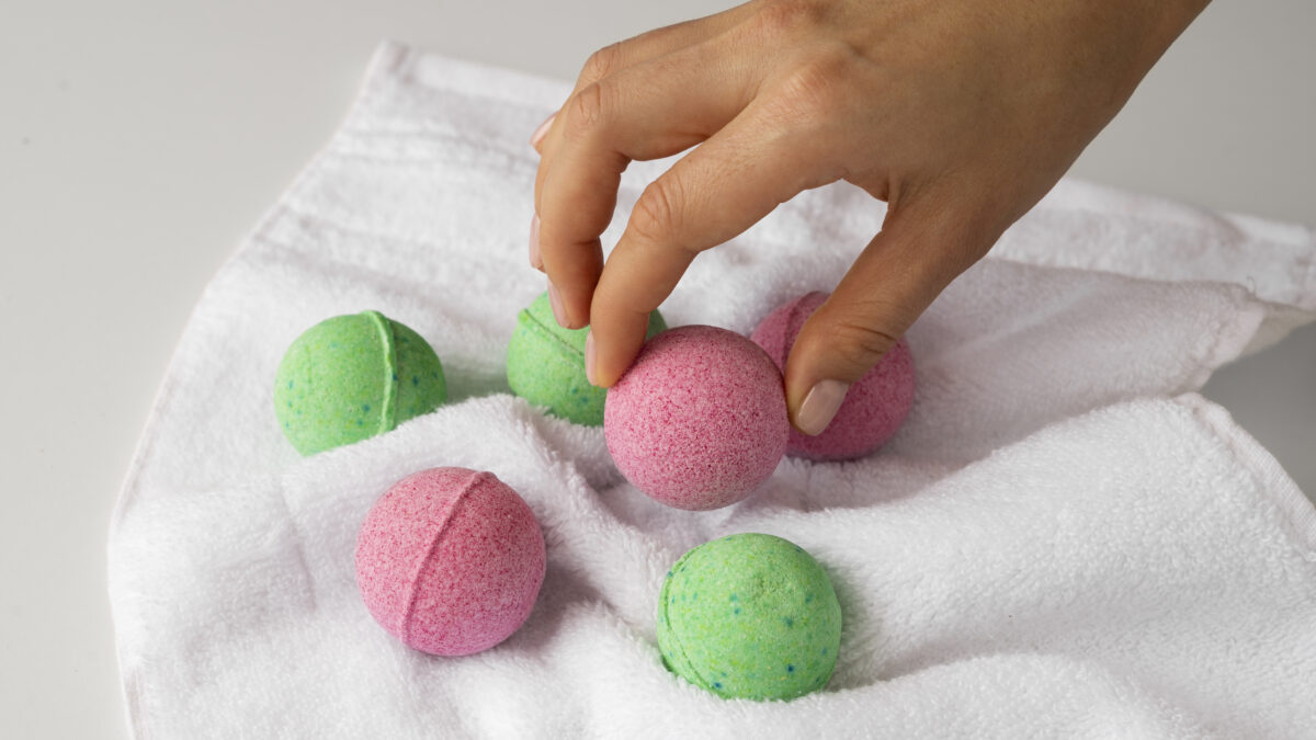 Успокаивающая, бодрящая и питательная: как сделать бомбочку для ванны? Топ-5 рецептов