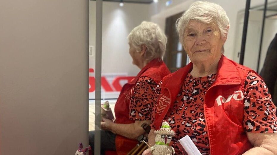 В юности носила динамиты в шахту, а теперь радует сирот игрушками: история 91-летнего волонтёра