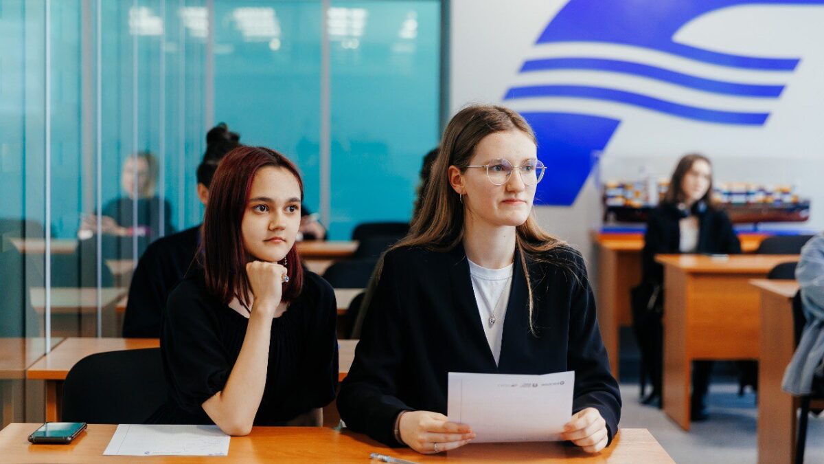 Морской и логистические классы открылись при поддержке FESCO в школах Владивостока