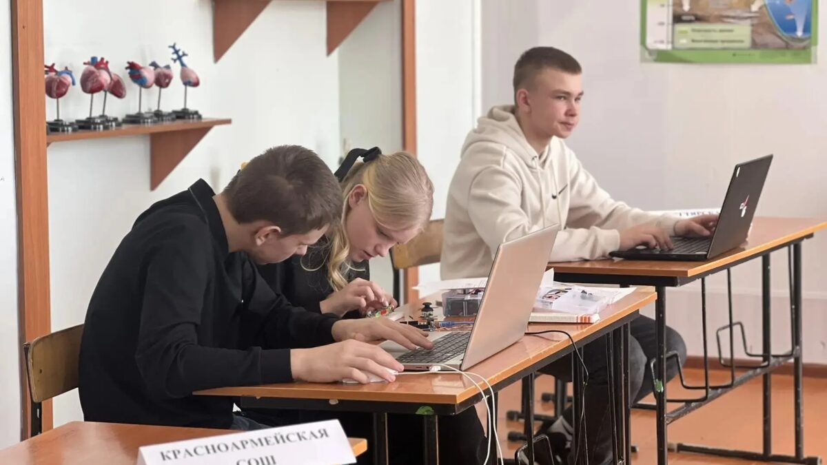 Roboter für uns: фонд «Мой Алтай» помог провести муниципальный конкурс по робототехнике в Немецком…