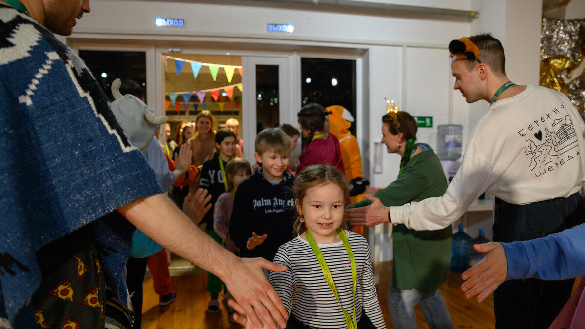 «15-летние мальчики ведут себя, как взрослые»: волонтёры «Шередаря» учат беженцев доверять миру