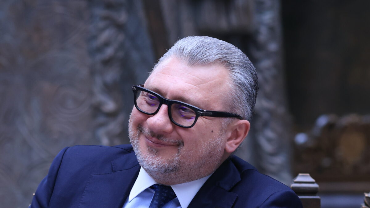 Денег у нас много, нам/им ума не хватает…