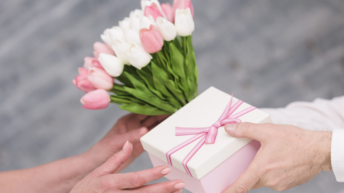 Что подарить на 8 Марта жене, маме, подруге, коллеге? Топ-70 идей
