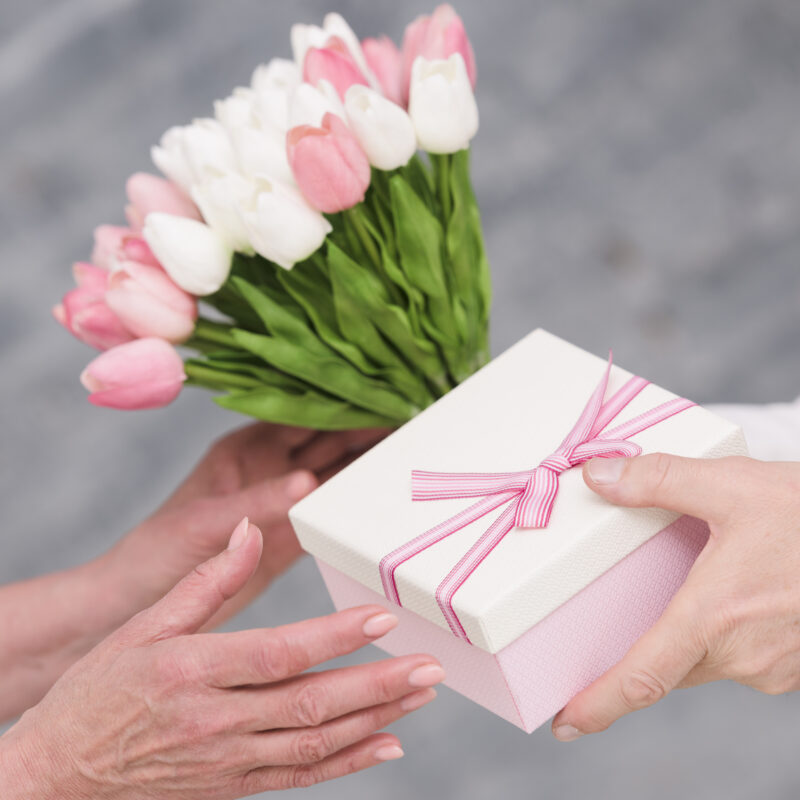 Что подарить на 8 Марта жене, маме, подруге, коллеге? Топ-70 идей