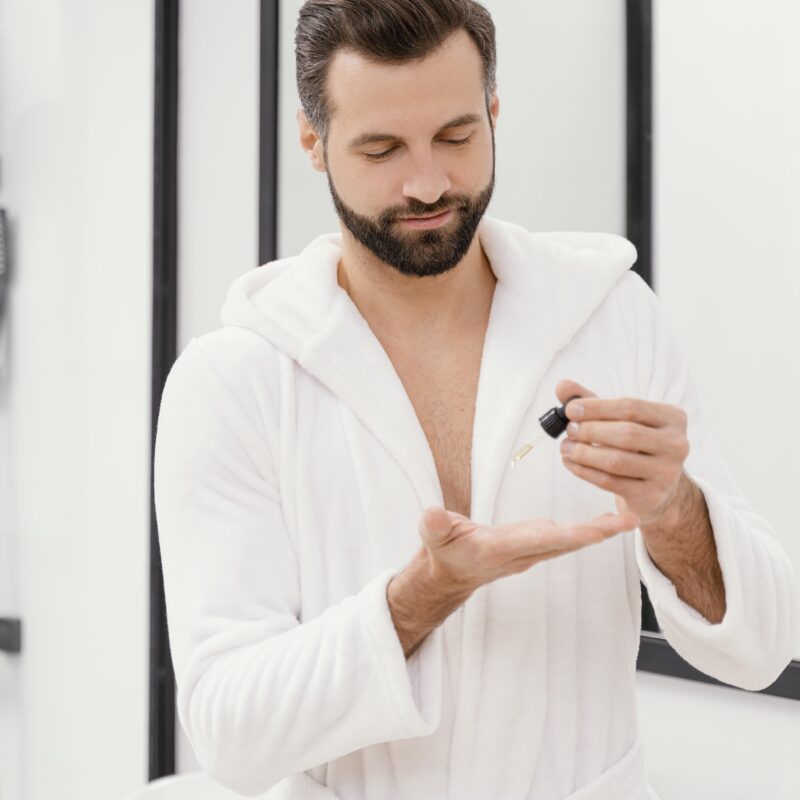 Это всё «женские штучки»? Зачем мужчинам использовать косметику и как её выбрать – полный гайд