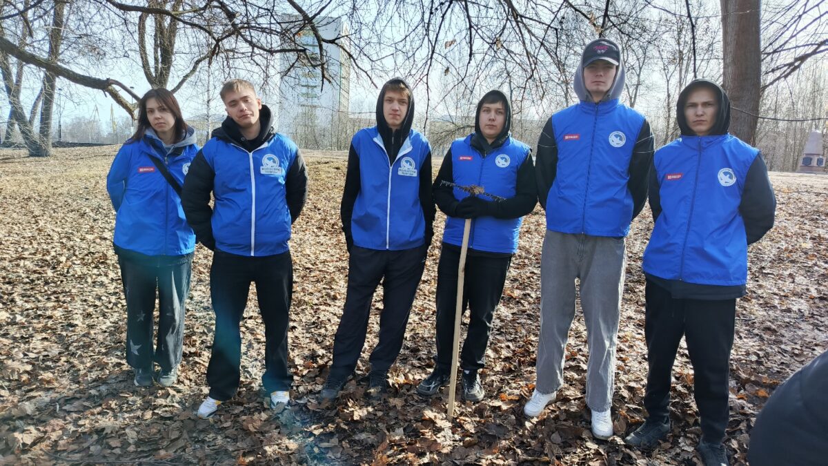 Волонтёры Победы Карелии приняли участие в городской экологической акции «Чистый парк»