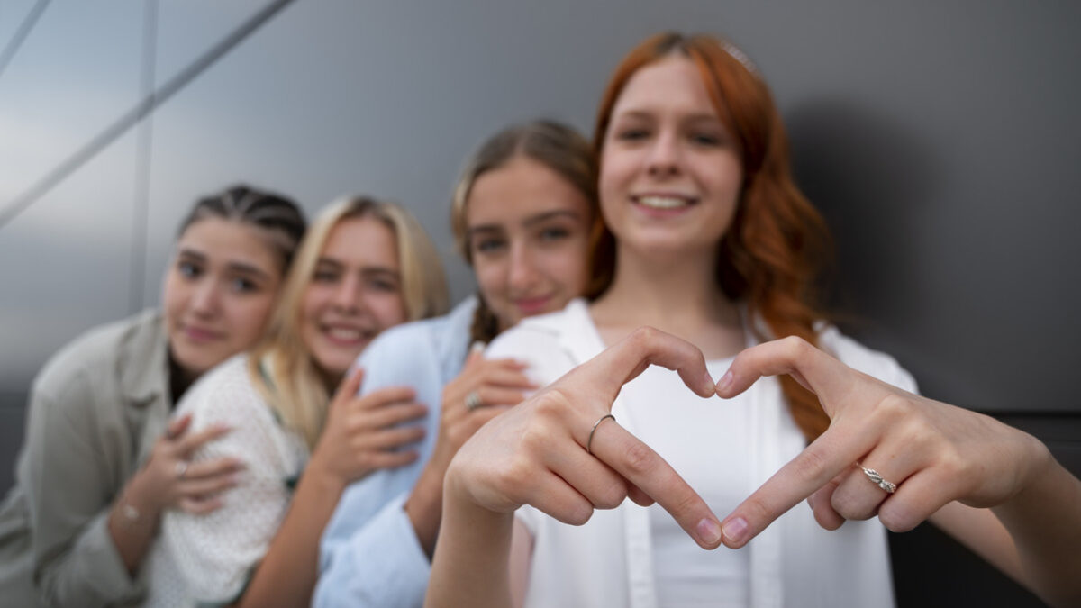 Нет сил и желания помогать? Психолог рассказала, как не выгорать волонтёру