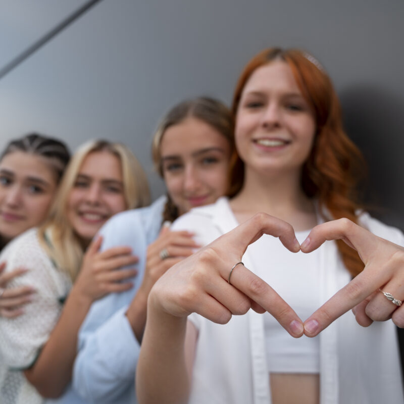 Нет сил и желания помогать? Психолог рассказала, как не выгорать волонтёру