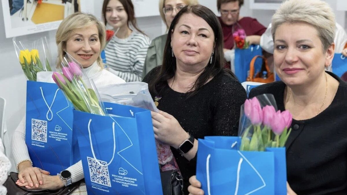 Цветы матерям Героев вручили в Сочи