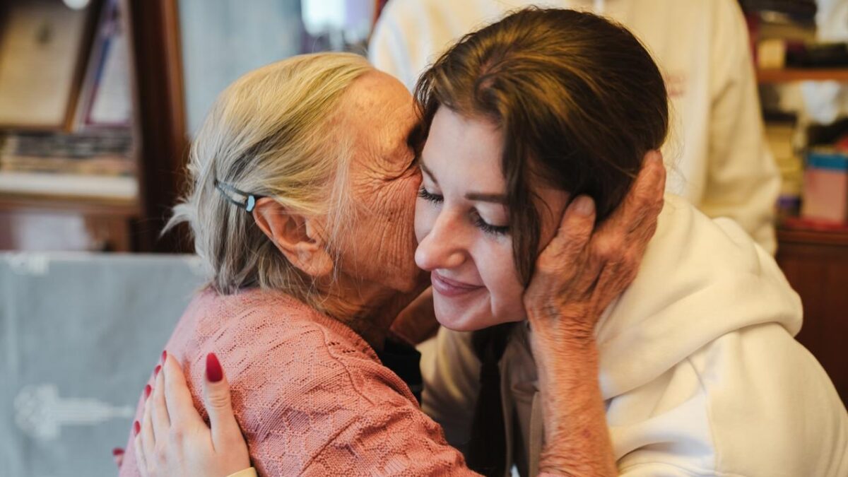 Подарить праздник или просто выслушать: как стать волонтёром в ПНИ