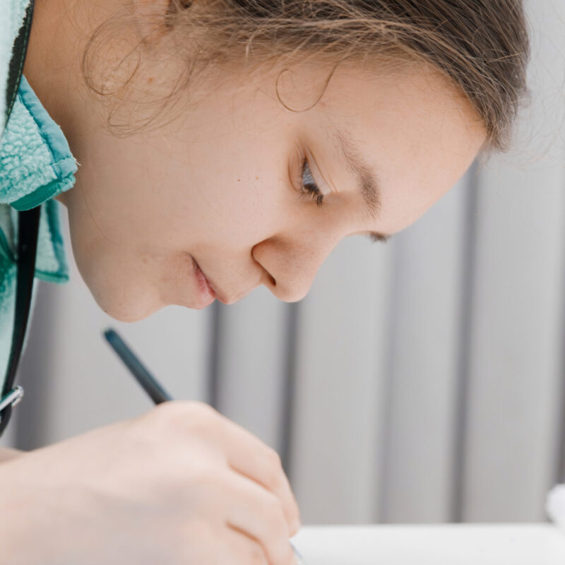 Сила искусства: как творчество помогает людям с особенностями здоровья поверить в себя и найти…