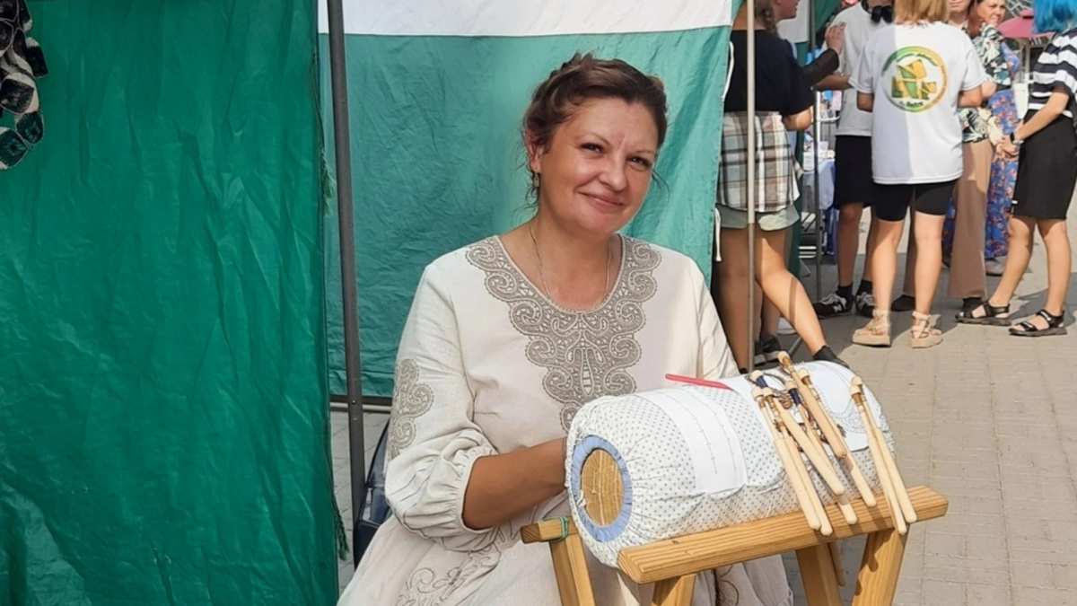 «Этот стук называют пением»: инженер стала кружевницей и создаёт вещи для модных показов