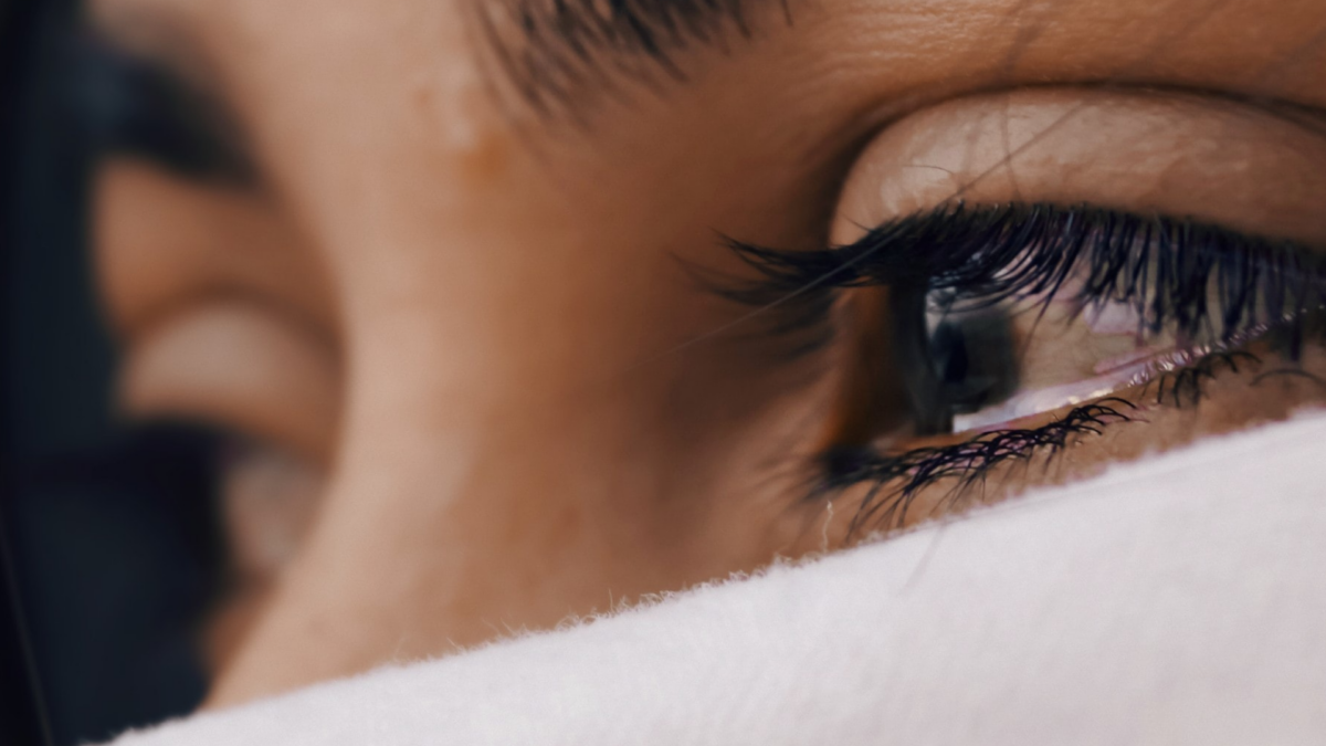 Добрая история: сироте устроили праздник у роддома