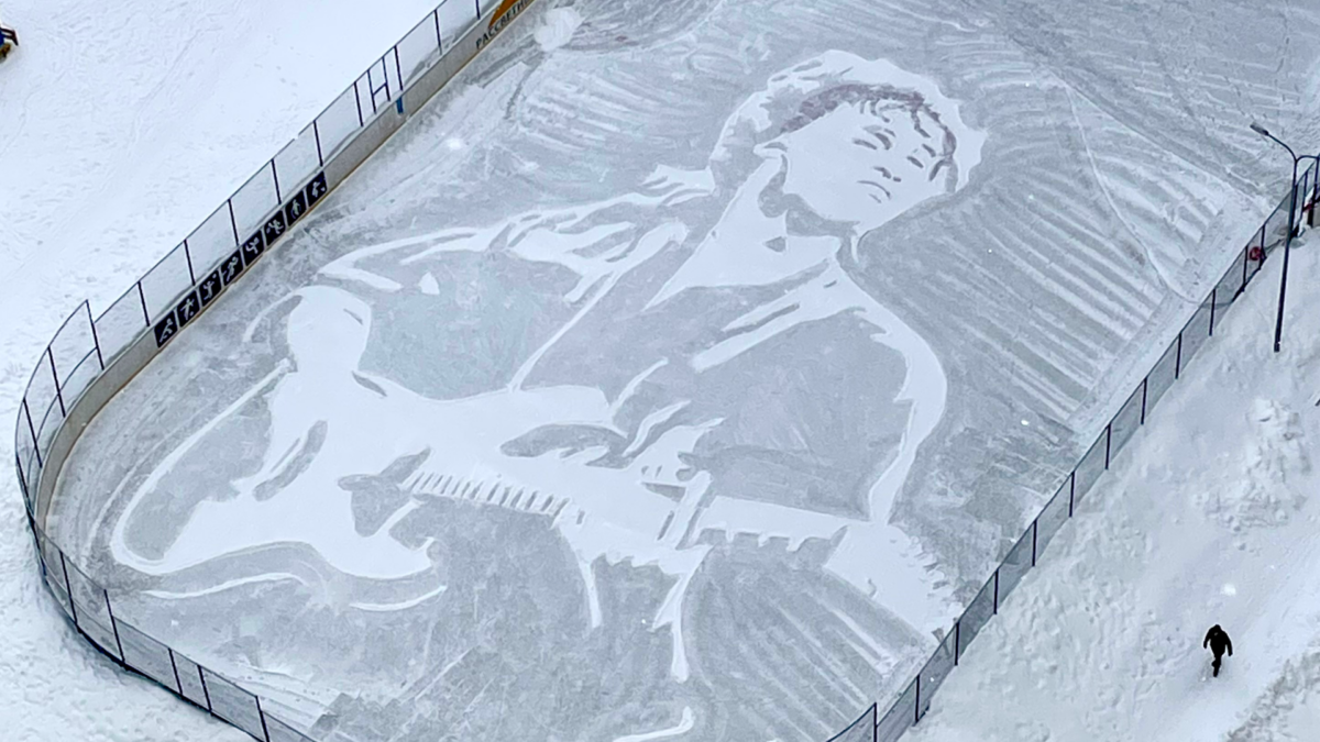 «Начинаю рисовать, когда все спят»: массажист создаёт огромные шедевры на снегу и песке