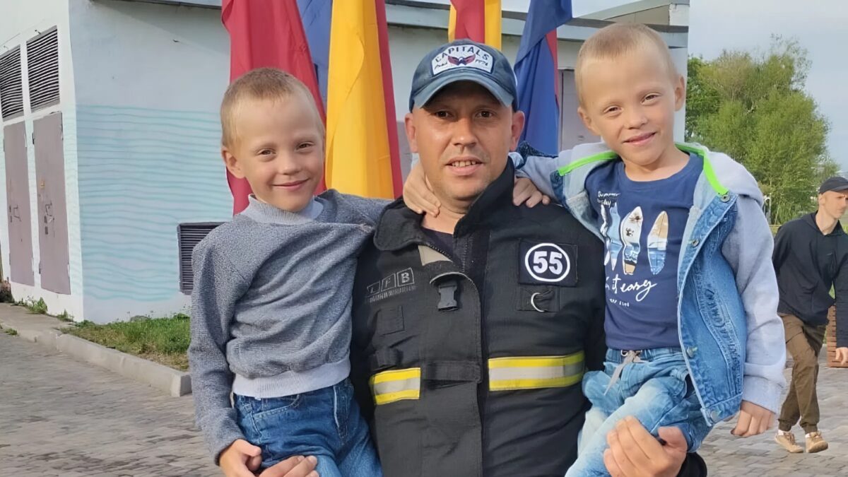 Полез в огонь без защитного снаряжения: пожарный совершил подвиг во время прогулки с собакой