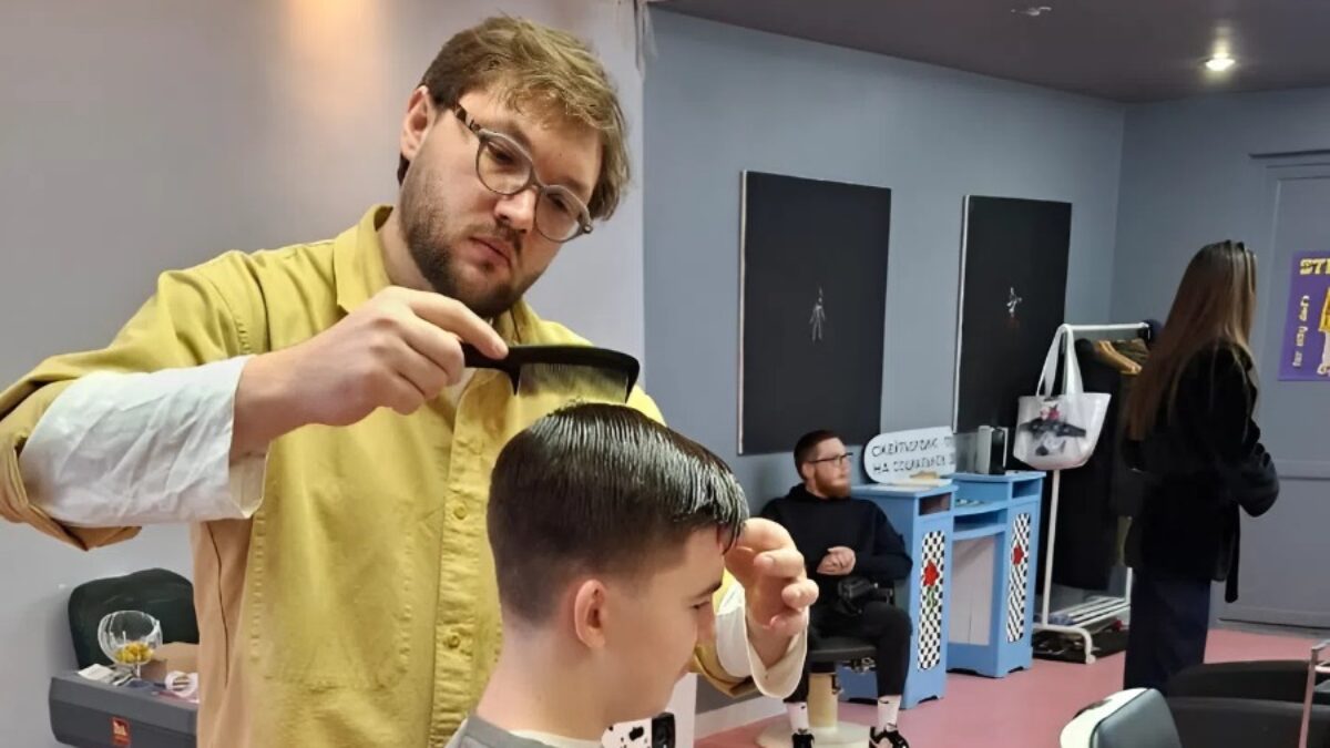 Стрижёт детей с ОВЗ ростовский парикмахер Борис Щеболдин