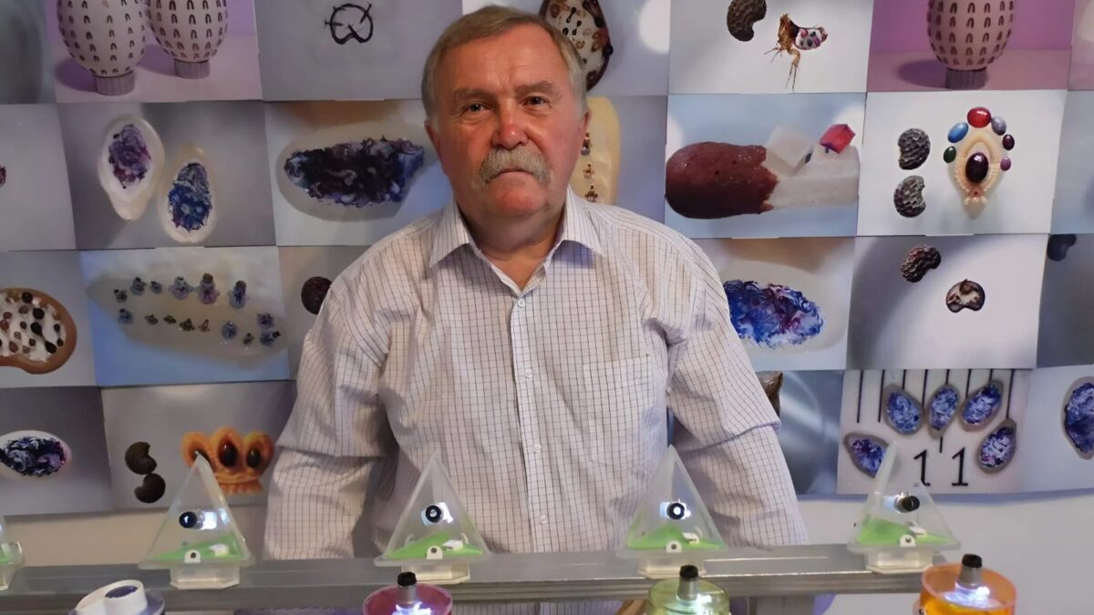 «Тоньше человеческого волоса»: электромонтёр создаёт микроминиатюры в ушках иголок