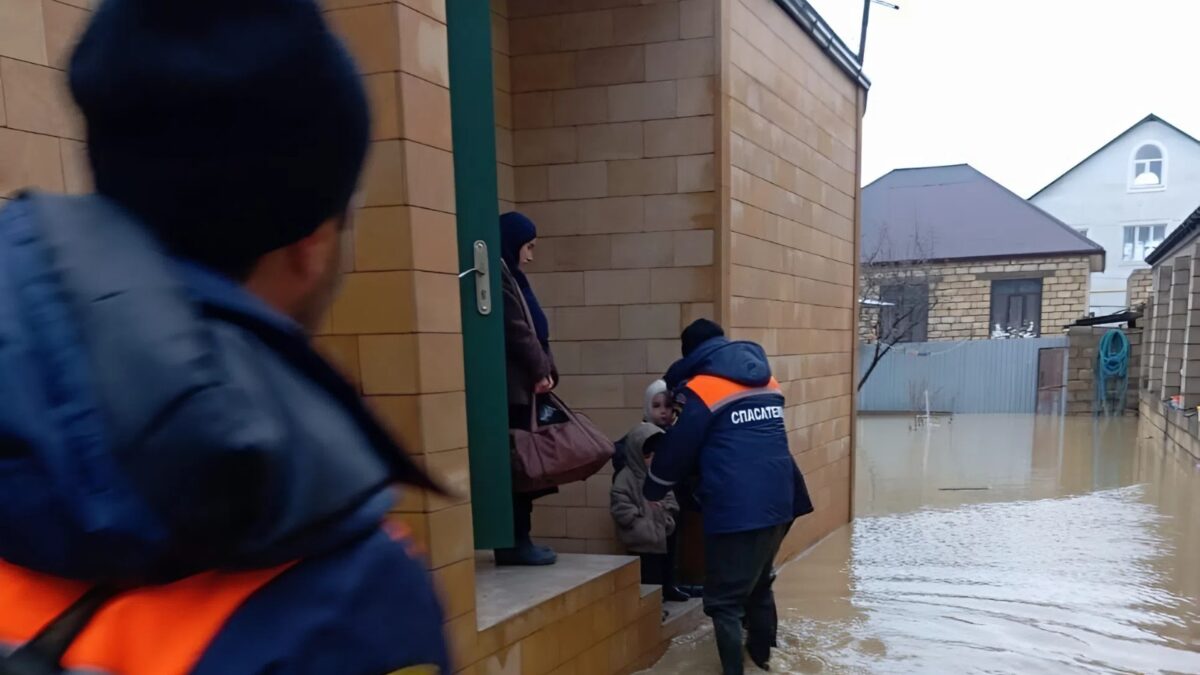 «Второй день рождения»: случайный свидетель вытащил шестилетнюю девочку из потока воды