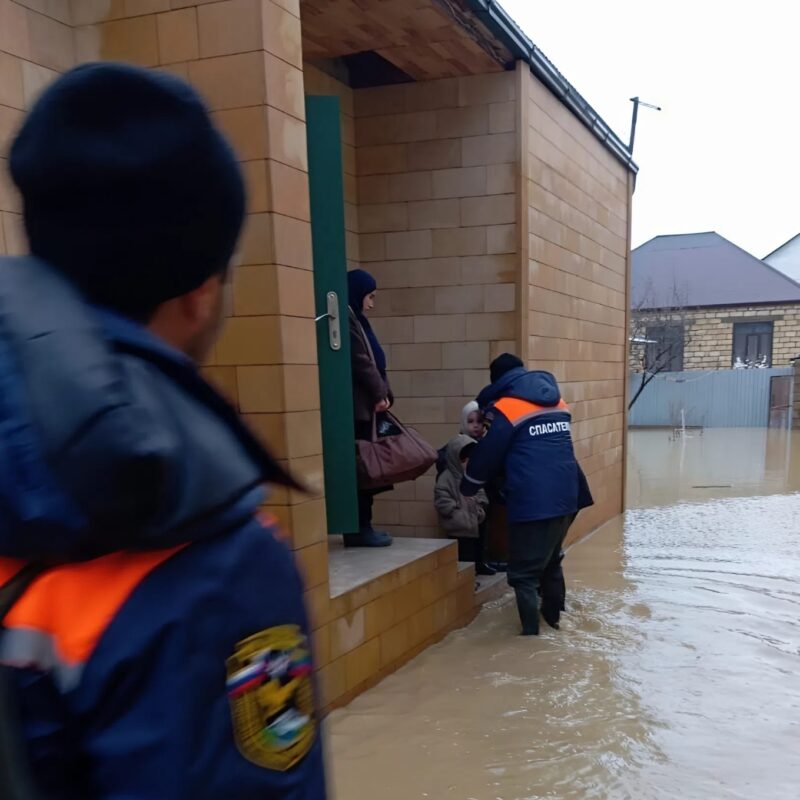 «Второй день рождения»: случайный свидетель вытащил шестилетнюю девочку из потока воды