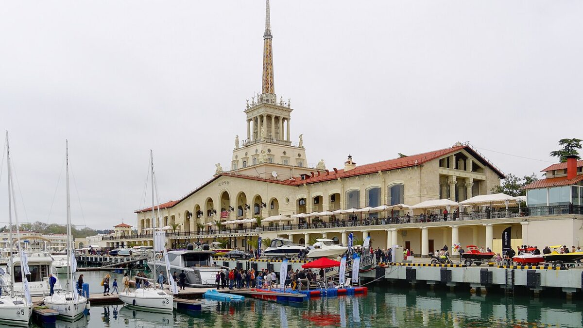 Попробовать вино и полечиться: куда поехать в путешествие по России весной? Семь направлений