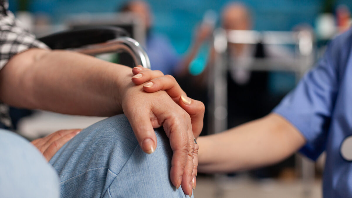 НКО могут получить до 1,5 миллиона рублей на помощь пациентам с тяжёлыми заболеваниями