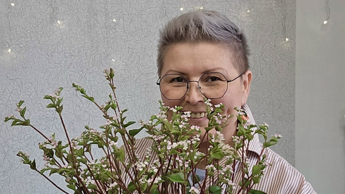 «Оставила профессию ради цветочков»: мастерица создаёт из фарфора алтайские краснокнижные растения