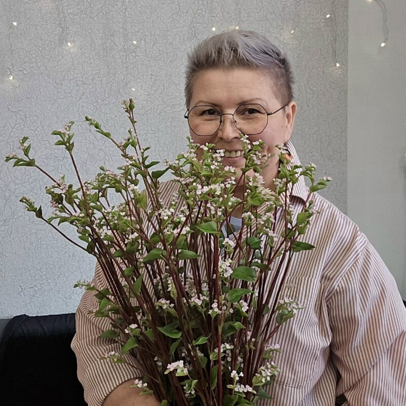 Алтайская мастерица создаёт цветы из холодного фарфора