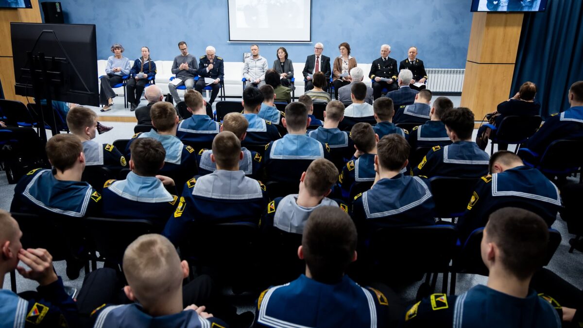 FESCO выпустит первую полную биографию легендарного капитана Анны Щетининой