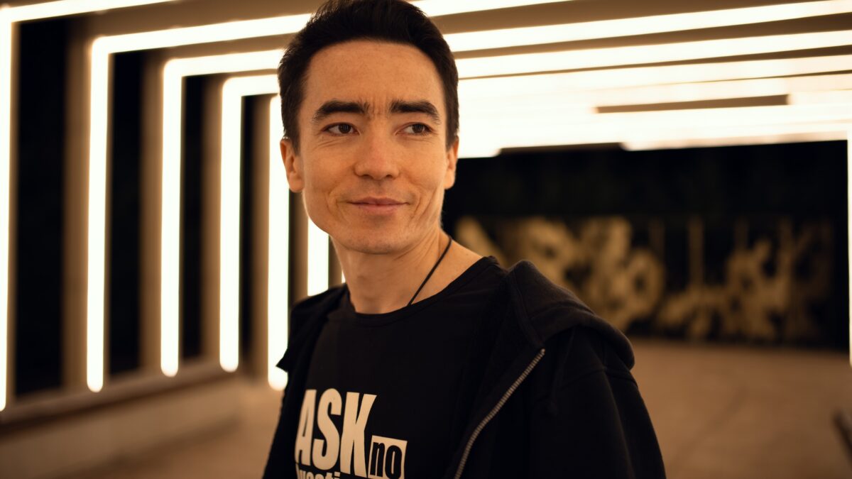 Леонид Валитов делает огромные картины на снегу и песке