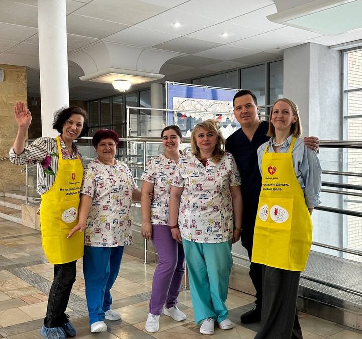 Веселые принты и участница шоу Голос: как благотворительный фонд «Еда днесь» посетил детский…