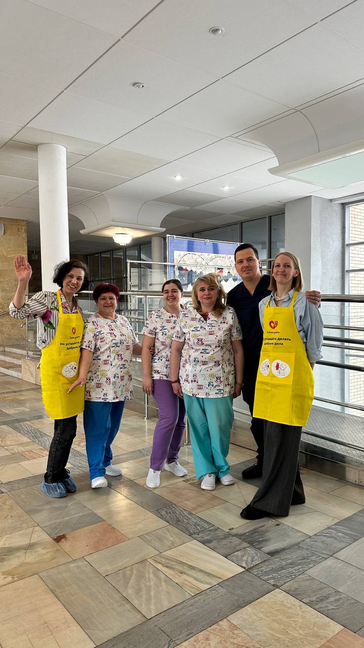 Веселые принты и участница шоу Голос: как благотворительный фонд «Еда днесь» посетил детский…