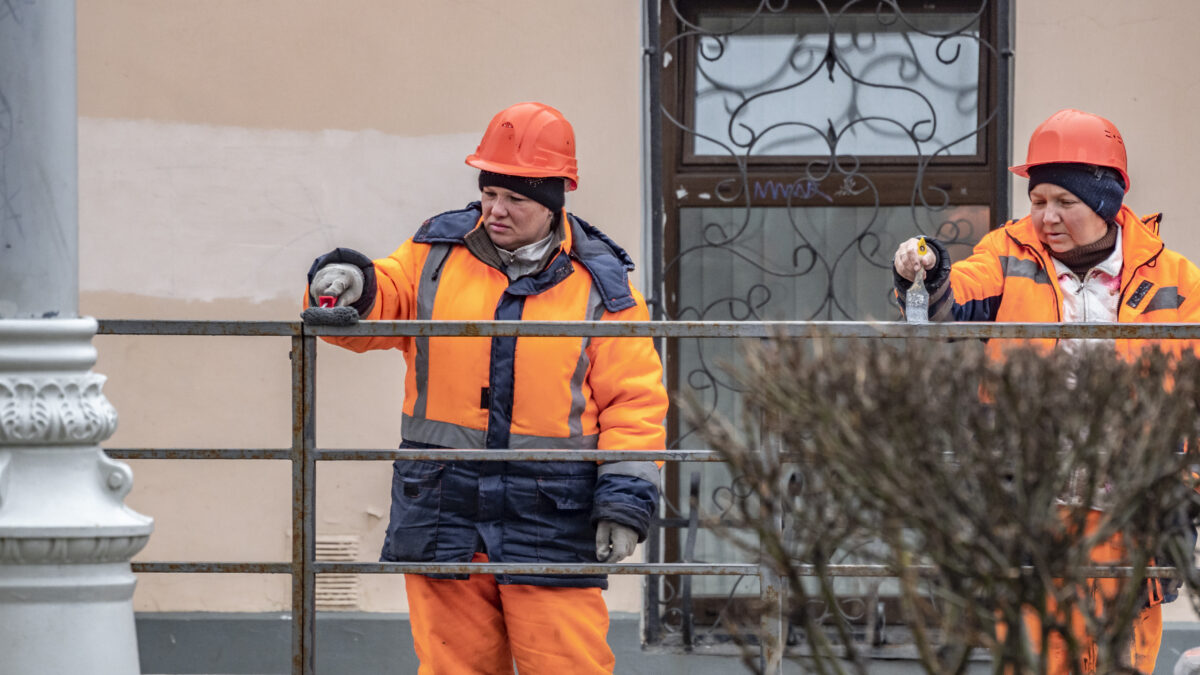 Герои в оранжевых жилетках: пять добрых историй о российских дворниках