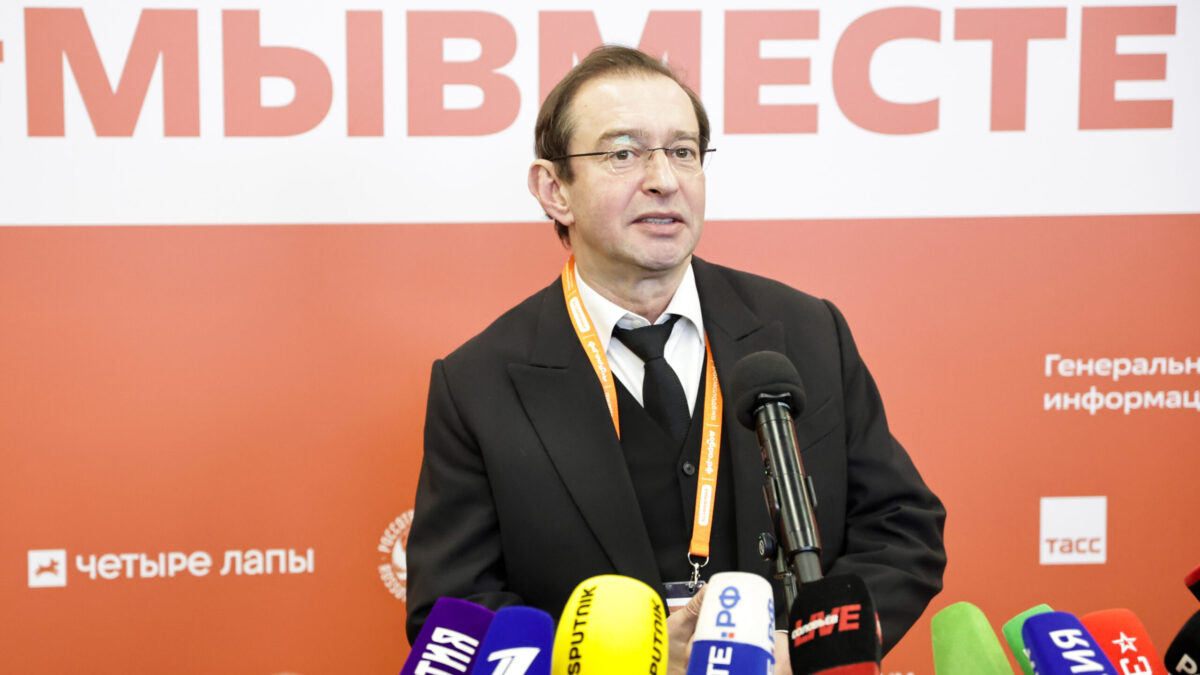 Добро с деньгами: топ-10 звёзд, которые занимаются благотворительностью