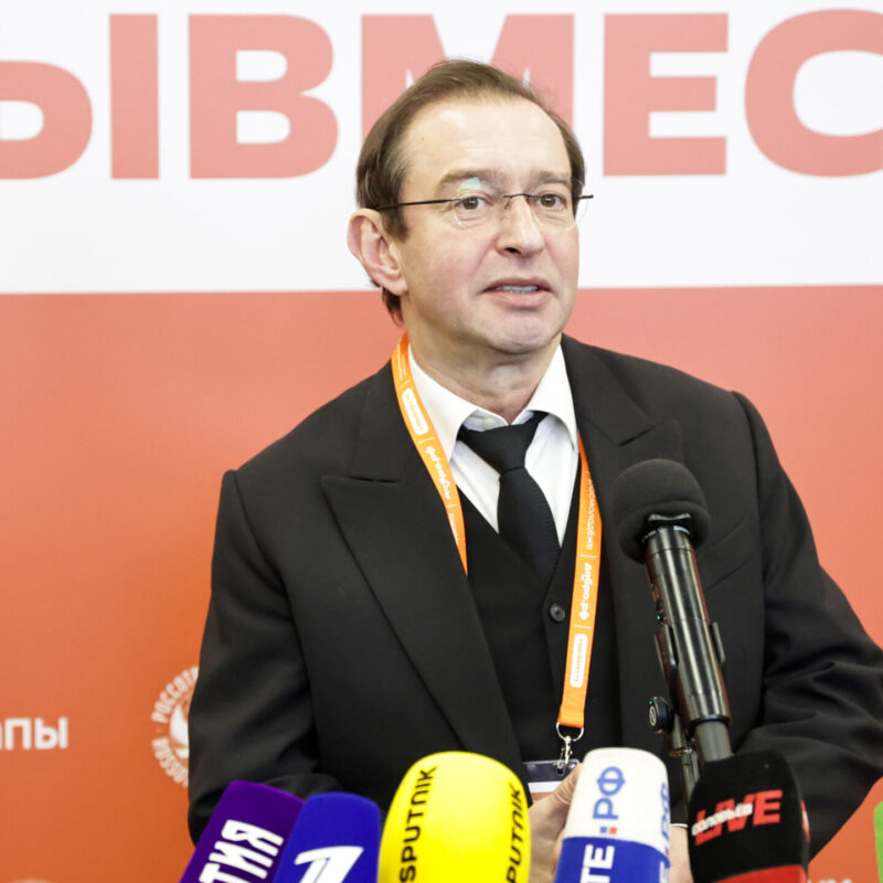 Добро с деньгами: топ-10 звёзд, которые занимаются благотворительностью