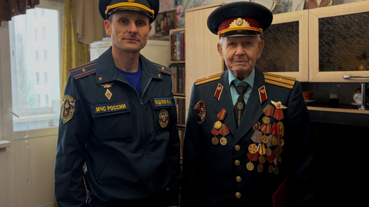 Сотрудники МЧС России и кадеты школы № 18 поздравили 95-летнего ветерана с Днем советской пожарной…