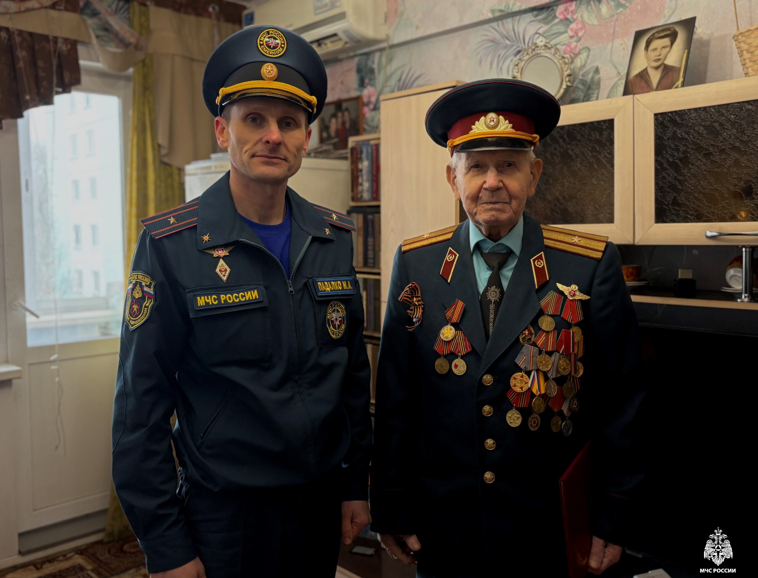 Сотрудники МЧС России и кадеты школы № 18 поздравили 95-летнего ветерана с Днем советской пожарной…
