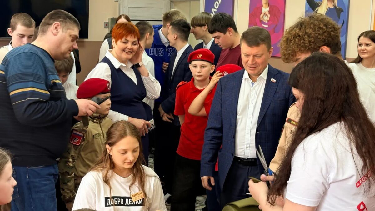 Молодёжь Ужура встретилась с депутатом Госдумы: день добрых дел и новых знакомств