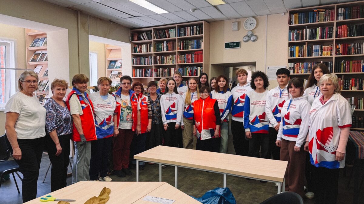 В подмосковных Химках серебряные волонтеры обучили молодежь плетению сетей для бойцов СВО