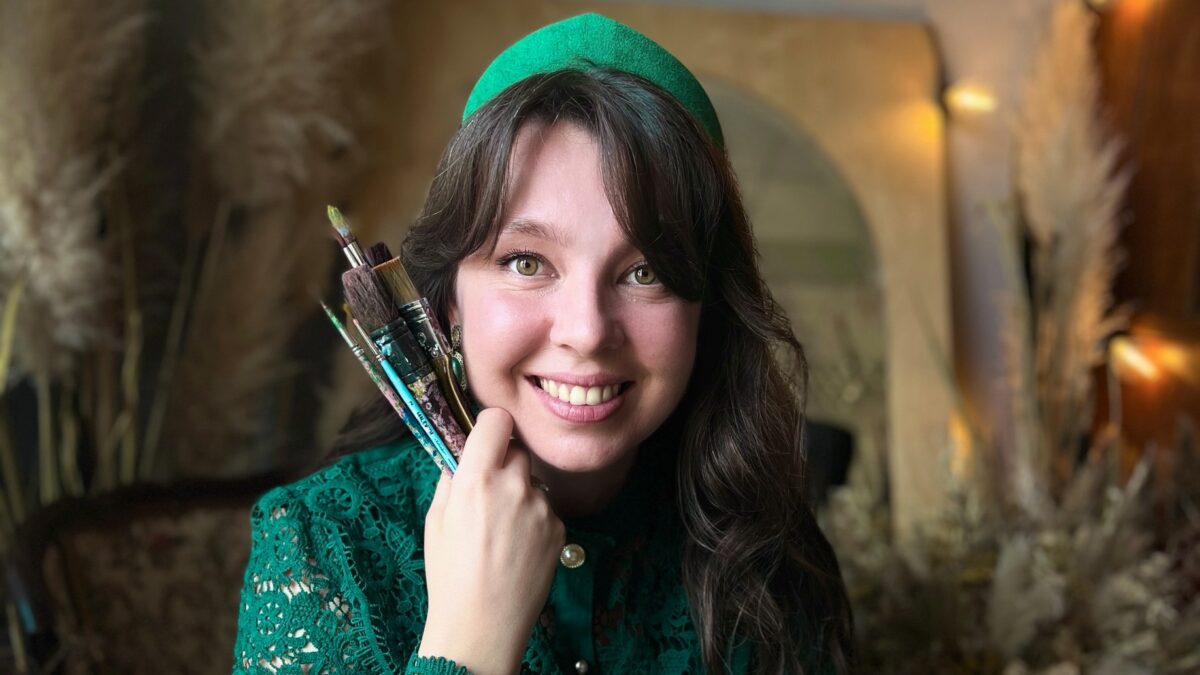 Ленинградская художница создаёт современных русских матрёшек