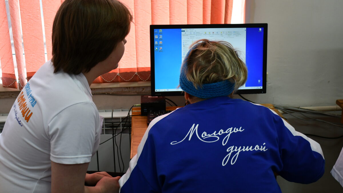 «Серебряные» волонтёры осваивают компьютерную грамотность вместе со школьниками