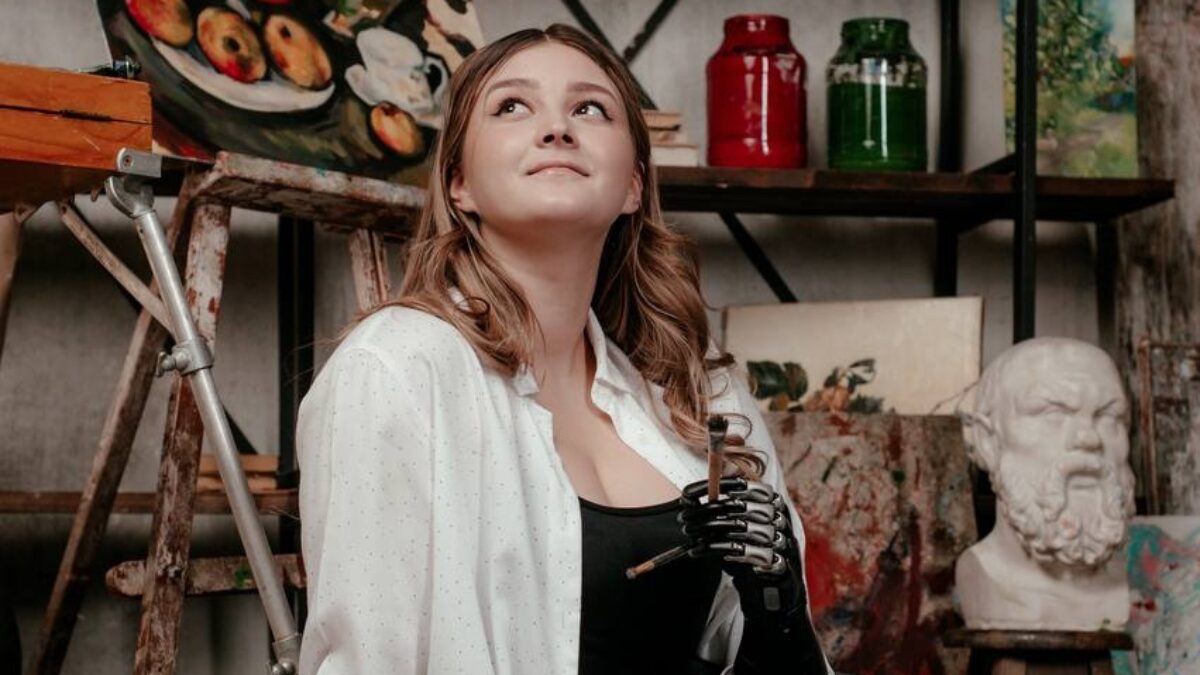 «Людям всё равно, с рукой ты или без»: художница потеряла руку, но приобрела железную волю к жизни