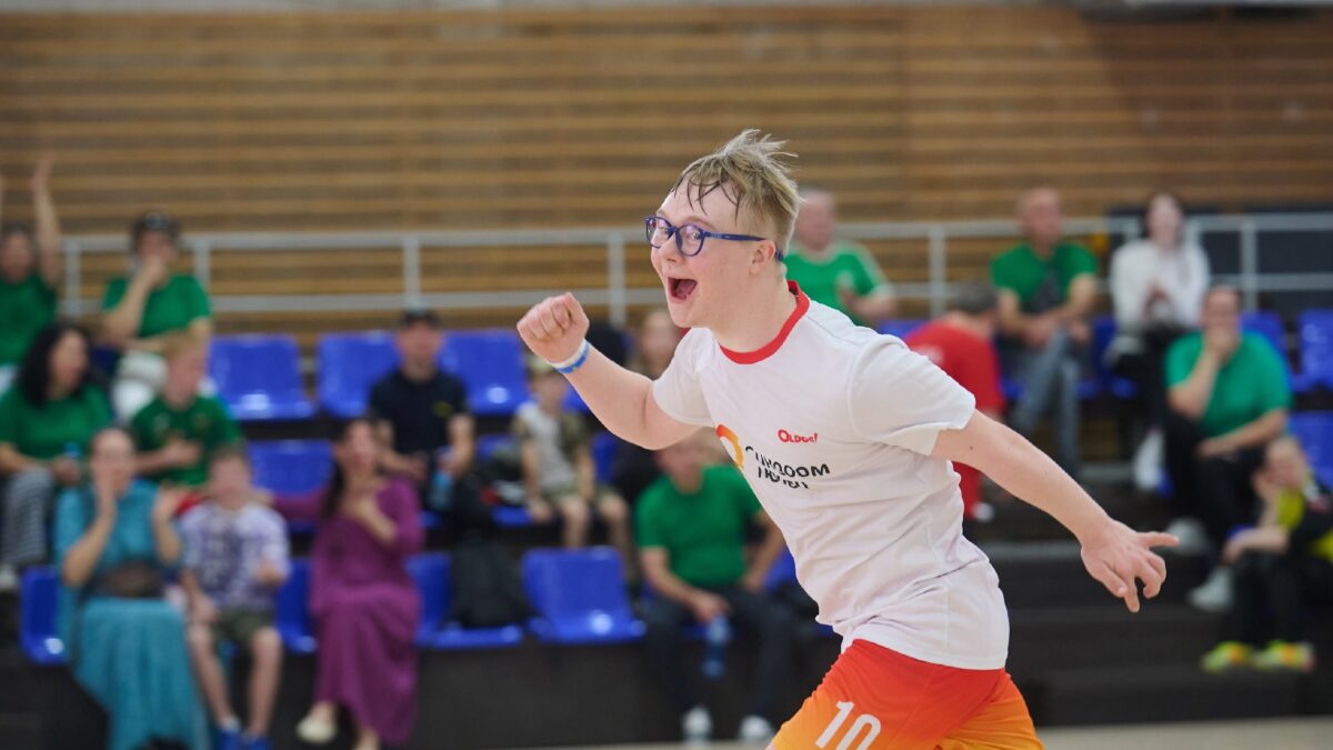 Футболист с синдромом Дауна играет в московской команде