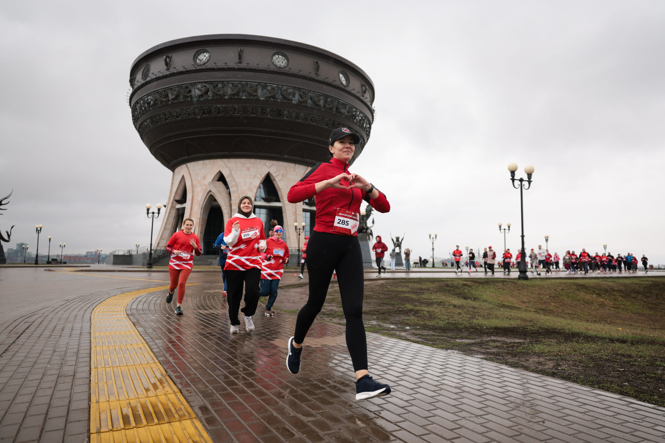 «Кровь бежит по венам — мы бежим за донорство»