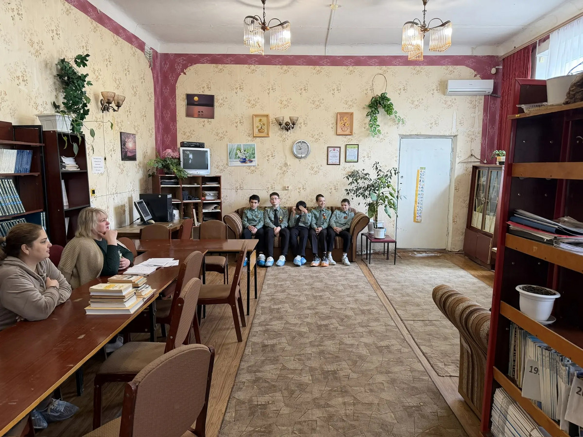 Сегодня вместе с «Помогаторами» 7-Б СОШ 233 посетили библиотеку. Нам провели мероприятие:…